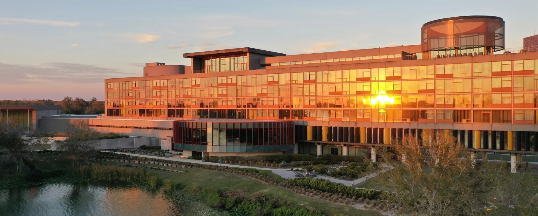 Golden sunlight reflected in the windows of Streamsong Lodge